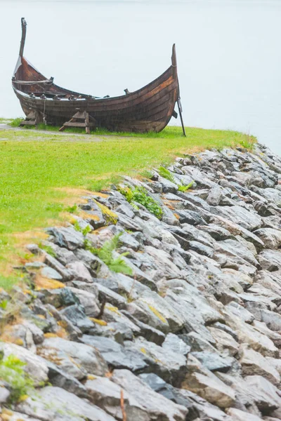 Old wooden viking boat in norwegian nature — Stock Photo, Image