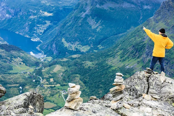Toeristische man op Dalsnibba uitkijkpunt Noorwegen — Stockfoto