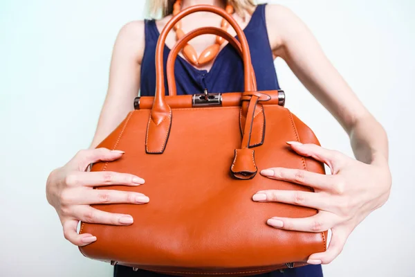 茶色の革のハンドバッグを保持女性. — ストック写真