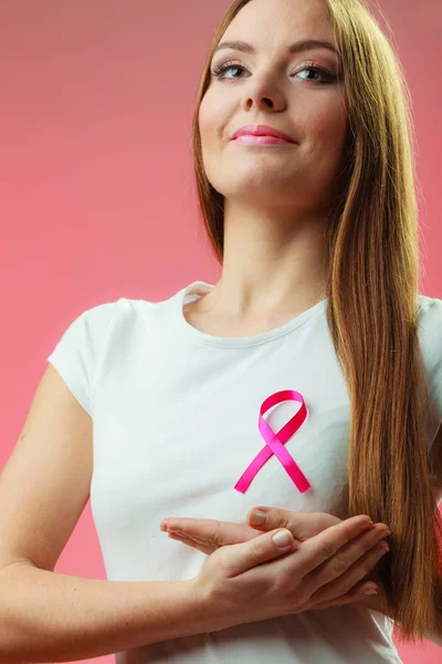 Mulher wih fita de câncer rosa no peito — Fotografia de Stock