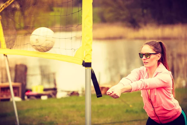 Mujer jugador de voleibol al aire libre en la cancha — Foto de Stock