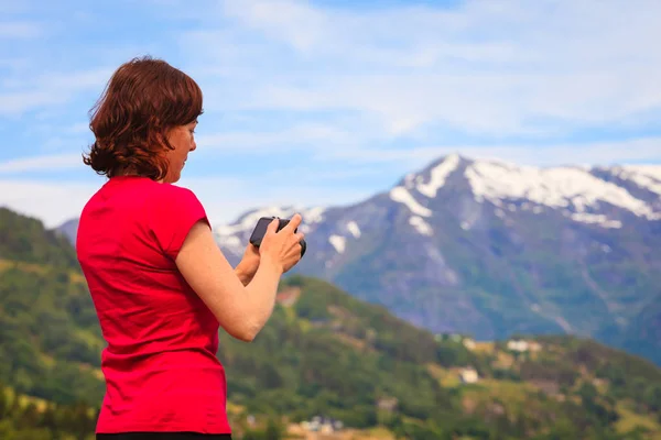 Turysta robiący zdjęcia na norweskim fiordzie — Zdjęcie stockowe