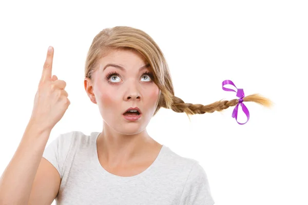 Adolescente menina em trança cabelo fazendo pensar rosto — Fotografia de Stock