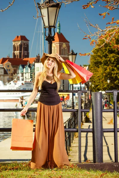 Femme à la mode marchant avec des sacs à provisions — Photo