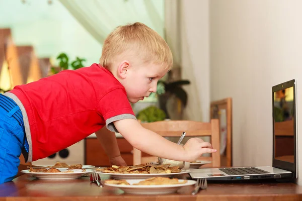 Kleiner Junge bereitet Pfannkuchen für das Frühstück zu — Stockfoto