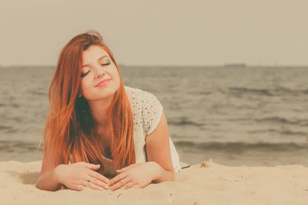 红发女郎成人女人躺在海滩上 — 图库照片