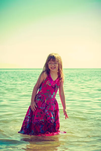 Ragazza del bambino che indossa vestito giocare in acqua — Foto Stock