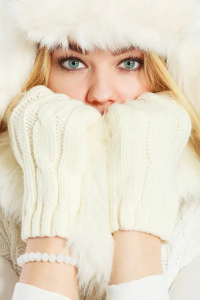 Mujer rubia con gorra de piel . — Foto de Stock