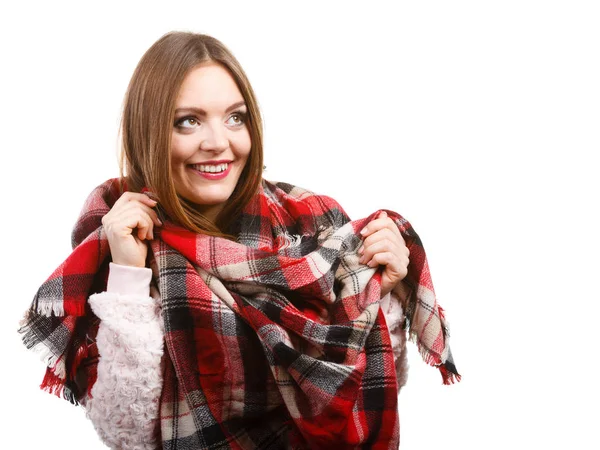 Mujer usando bufanda aislada — Foto de Stock