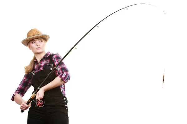 釣りロッドを保持している帽子に焦点を当てた女性 — ストック写真