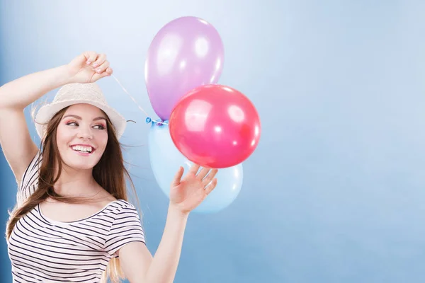 Mujer verano alegre chica con globos de colores — Foto de Stock