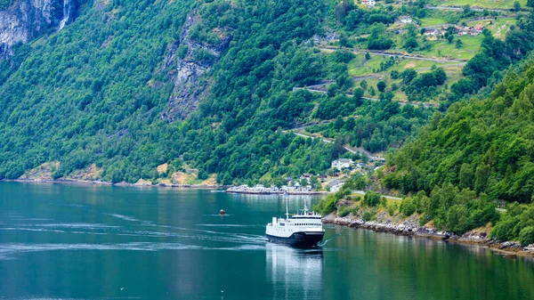 Круизный корабль на норвежском фьорде — стоковое фото