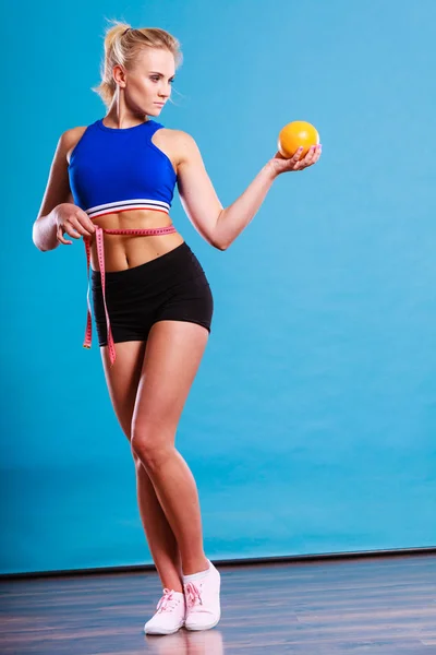 Mulher ajuste menina com fita métrica e toranja — Fotografia de Stock