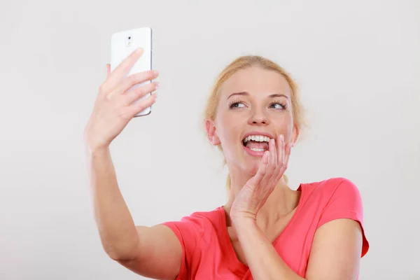 Женщина фотографирует себя с телефоном — стоковое фото
