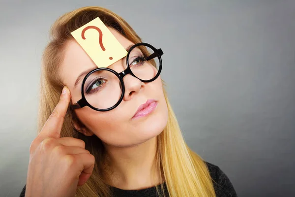 Mujer con signo de interrogación en la frente pensando — Foto de Stock