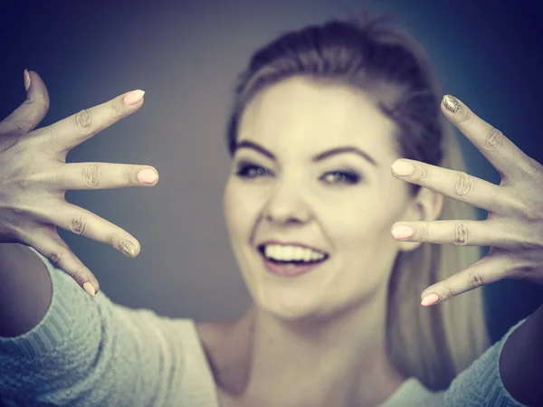 Mujer feliz mostrando sus manos — Foto de Stock