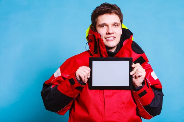 年轻男性的平板电脑 — 图库照片