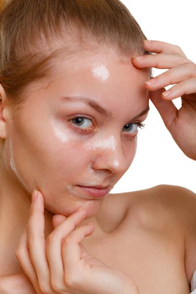 Vrouw in facial peel off mask. — Stockfoto