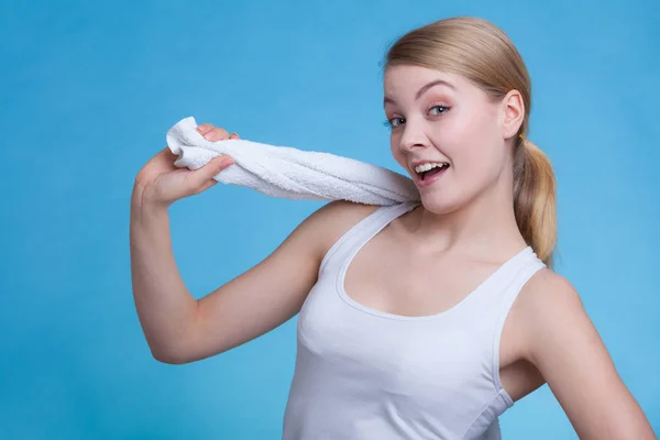 Mulher com uma toalha ao redor dos ombros sorrindo — Fotografia de Stock