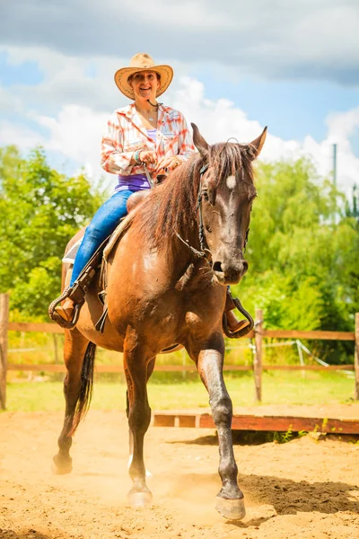 Cowgirl doen paard rijden op platteland weide — Stockfoto