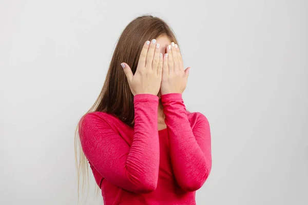 Chica tímida esconde su cara —  Fotos de Stock