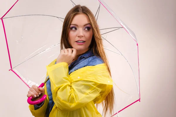 Donna che indossa impermeabile cappotto che tiene ombrello — Foto Stock
