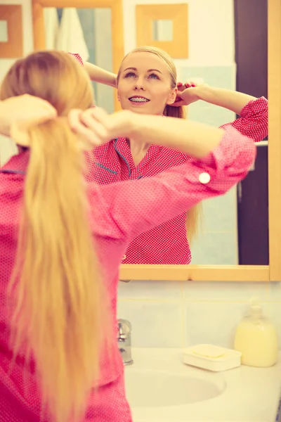 Hosszú haja fürdőszobában fésülködő nő — Stock Fotó