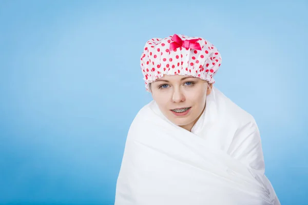 Funny woman wearing pajamas and bathing cap — Stock Photo, Image