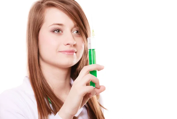 Médical. Femme médecin en blouse de laboratoire avec seringue — Photo