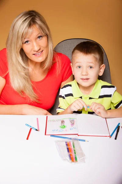 Madre e hijo dibujar juntos —  Fotos de Stock