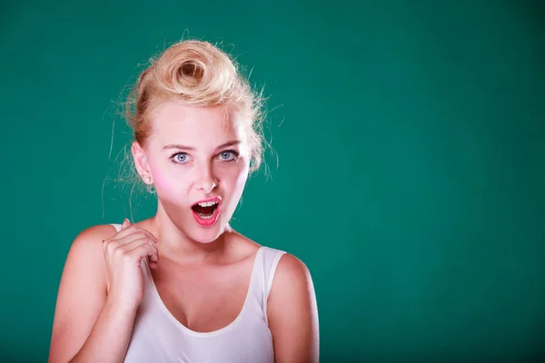Erstaunen junge Frau mit Pin-up-Haaren — Stockfoto