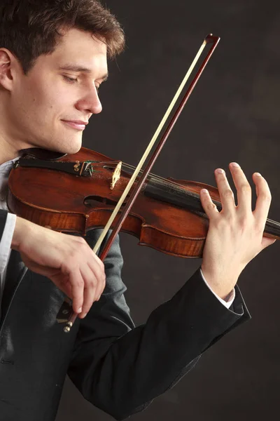 Mężczyzna ubrany elegancko gra na skrzypcach — Zdjęcie stockowe