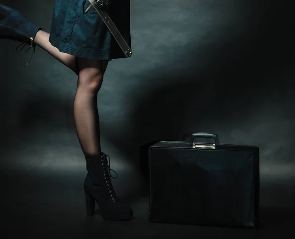 Степпанк-девушка с ретро-сумкой . — стоковое фото