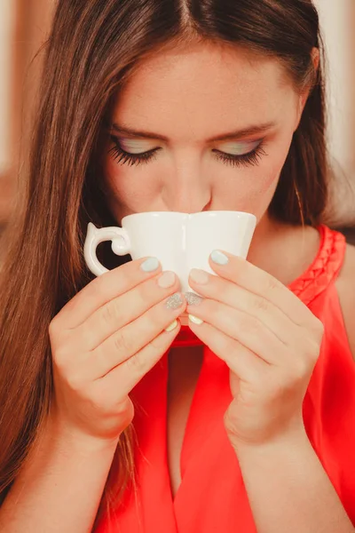 漂亮的女人在家里喝喝茶还是喝咖啡. — 图库照片