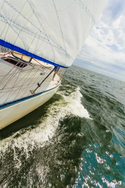 Segling på segelbåt under soliga vädret — Stockfoto