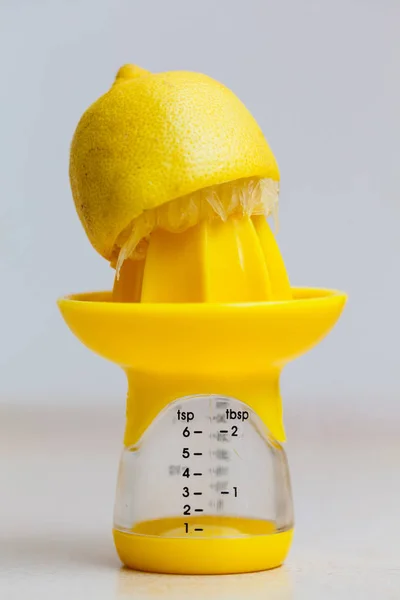 ジュース絞り器メーカーでレモン placen — ストック写真