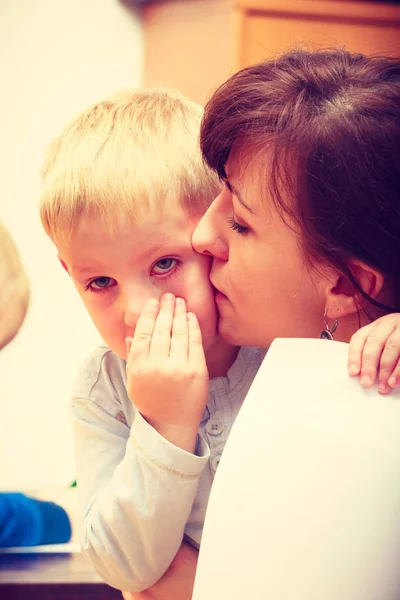 Mamma kramar hennes son, liten pojke — Stockfoto