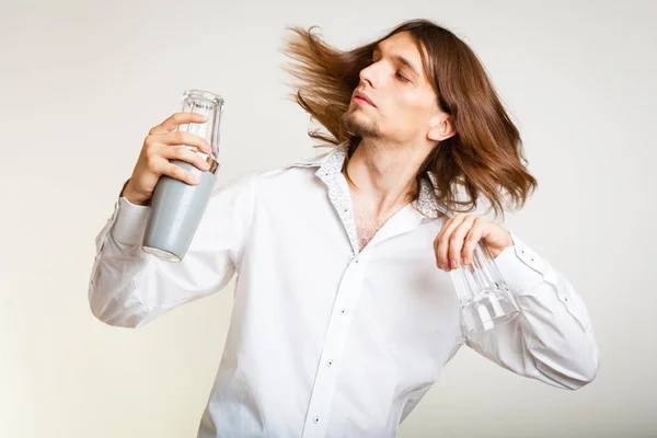 Långhåriga barman skaka huvudet. — Stockfoto