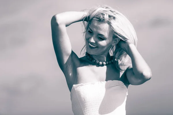 Mooie vrouw genieten van natuur en strand. — Stockfoto