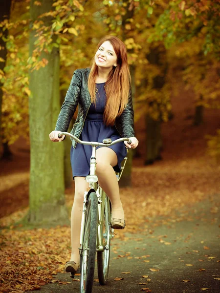 Chica en vestido en bicicleta . — Foto de Stock