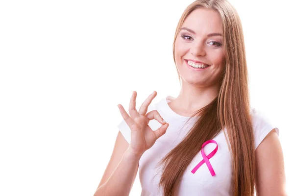 Ruban de cancer rose femme sur la poitrine faisant signe ok — Photo