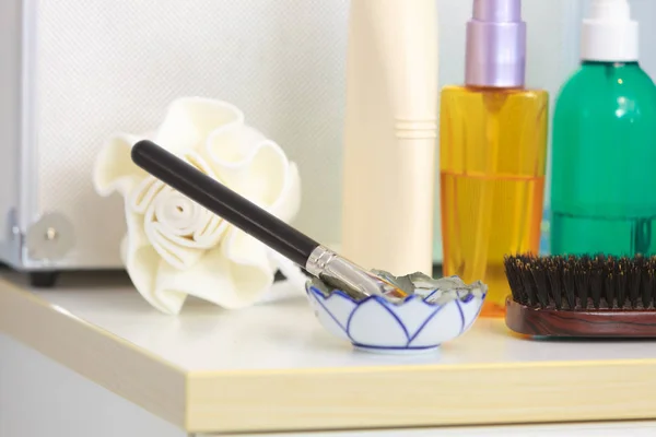 Zestaw kosmetyków w łazience na półce — Zdjęcie stockowe