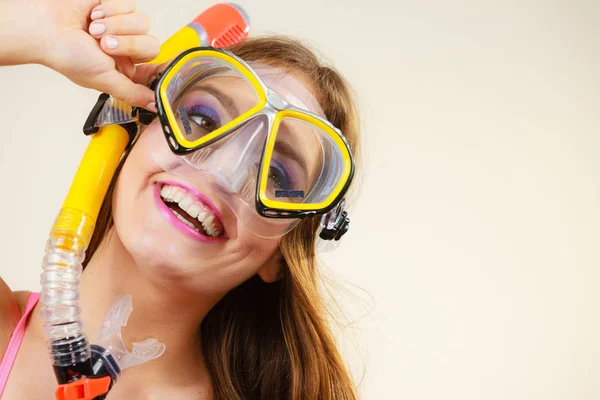 Mujer con máscara de snorkel divertirse — Foto de Stock