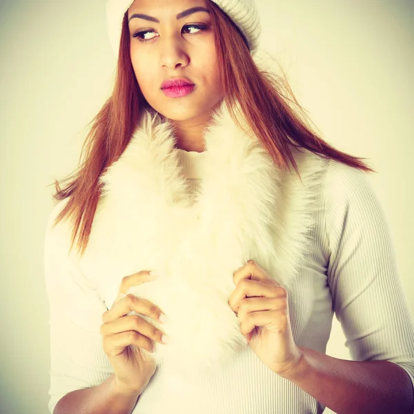 Mulatt kvinna i vinter outfit. — Stockfoto