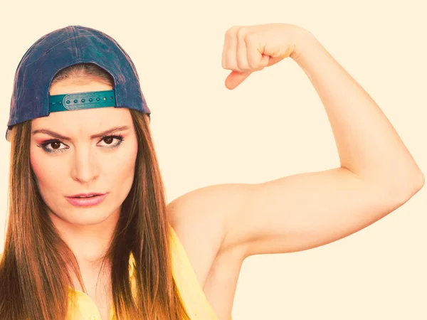 Woman casual style showing off muscles biceps — Stock Photo, Image