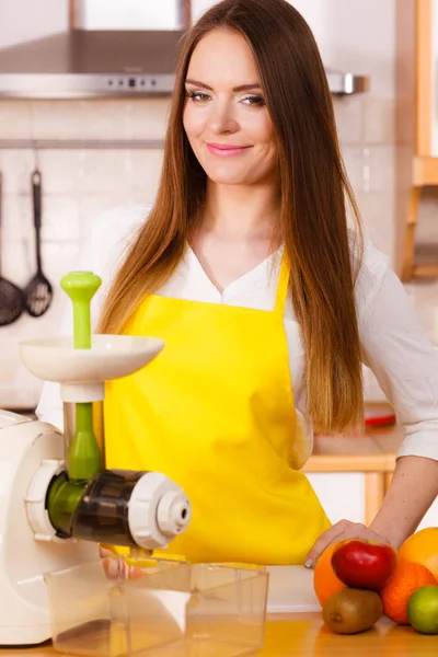 Mulher na cozinha preparando frutas para sucos — Fotografia de Stock