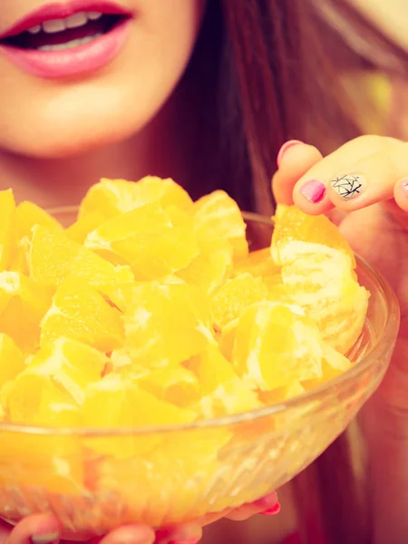 Frau hält Schüssel voller geschnittener Orangenfrüchte — Stockfoto