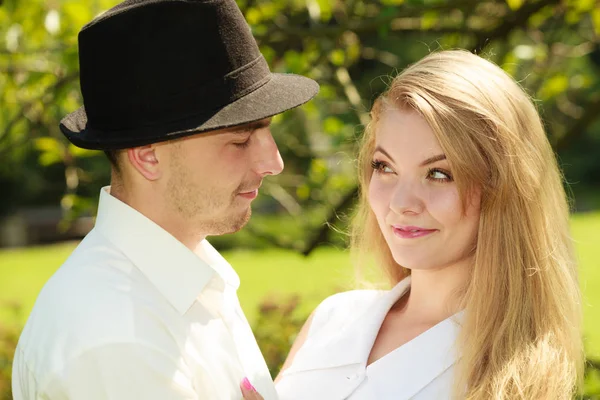 Coppia felice avendo appuntamento romantico nel parco — Foto Stock