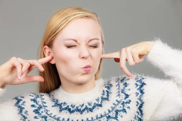 Žena krycí uši s prsty — Stock fotografie