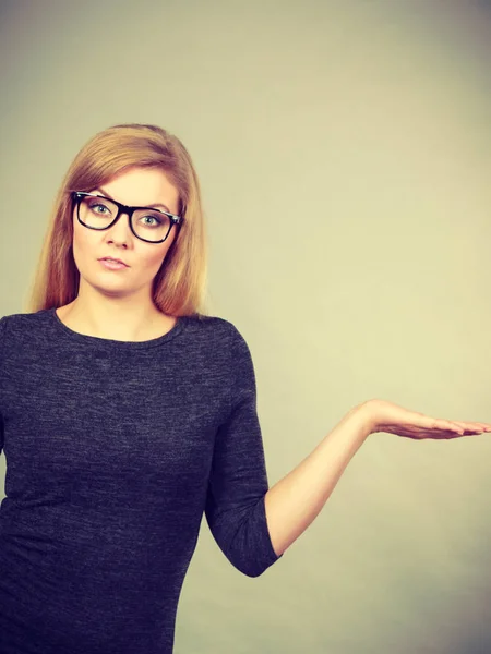 Nerdy woman in eyeglasses being confused — Stock Photo, Image